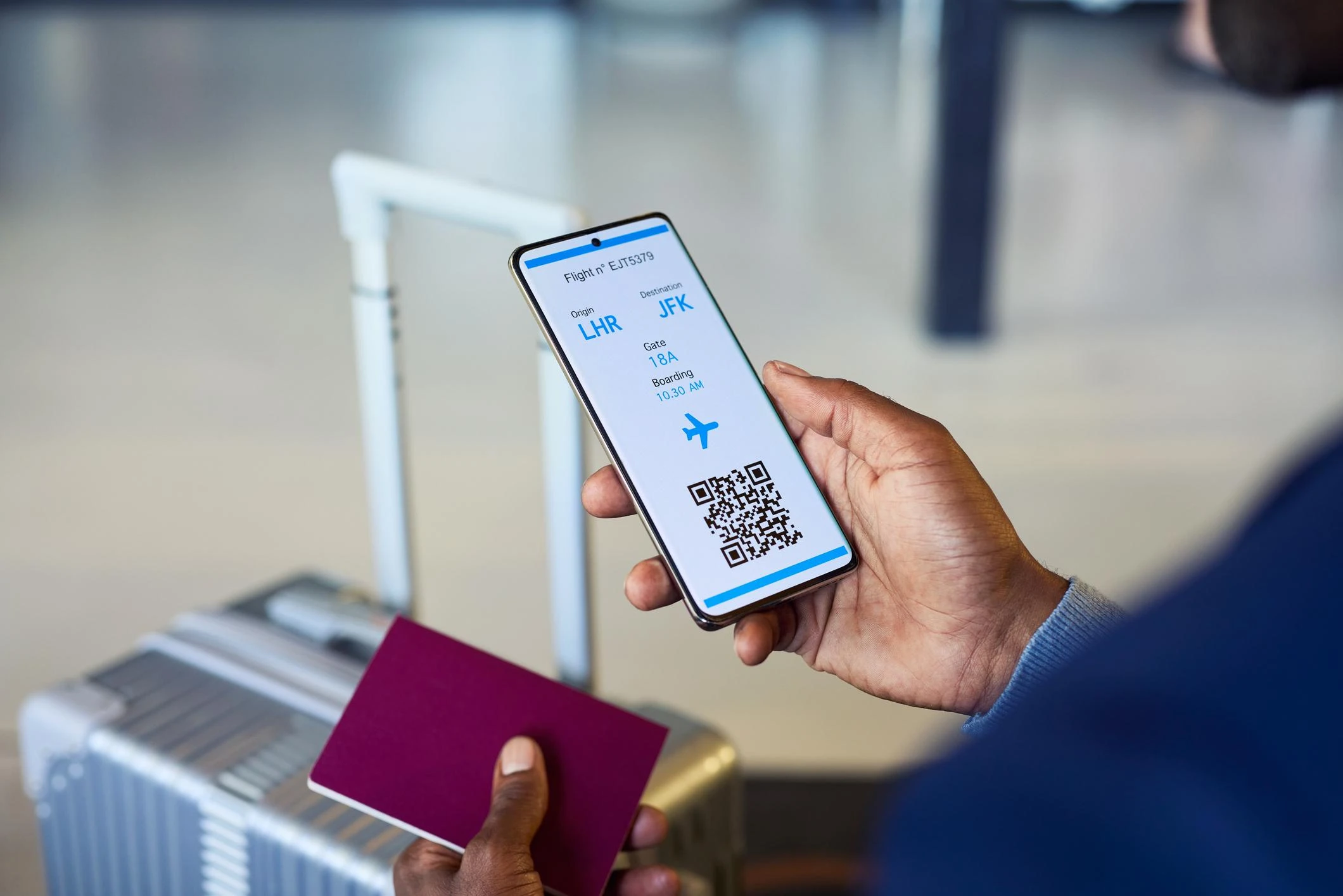Viajero realizando el check-in online desde un teléfono
