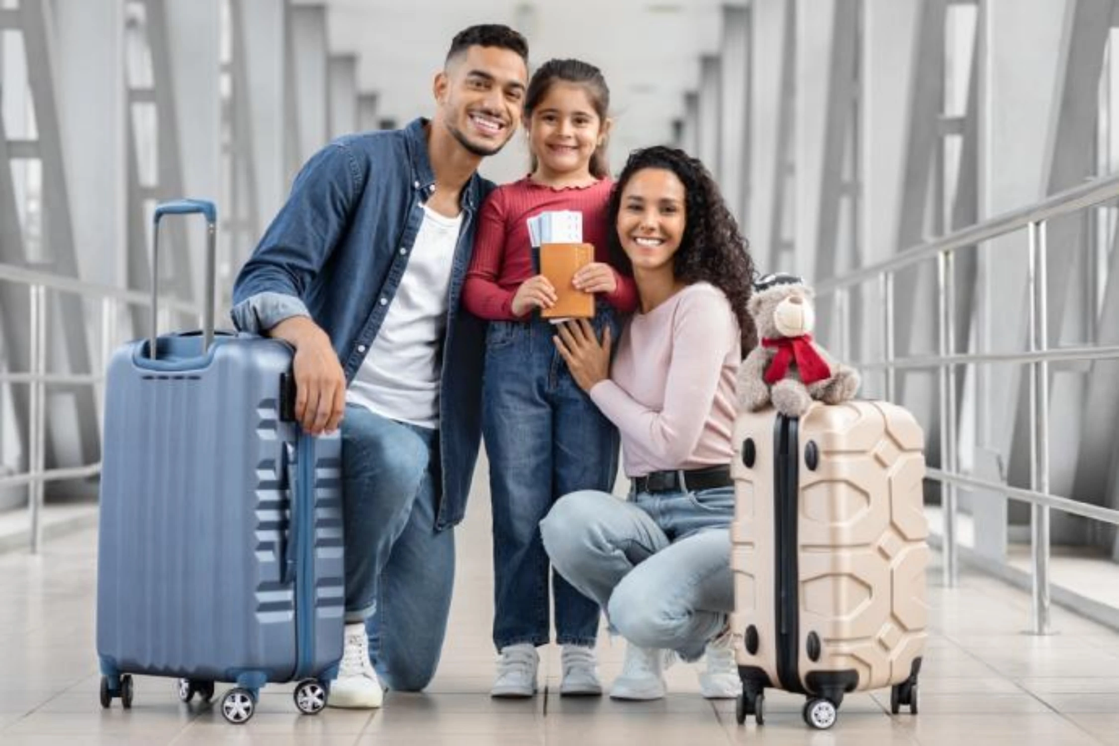 Viajero con seguro de viaje en aeropuerto