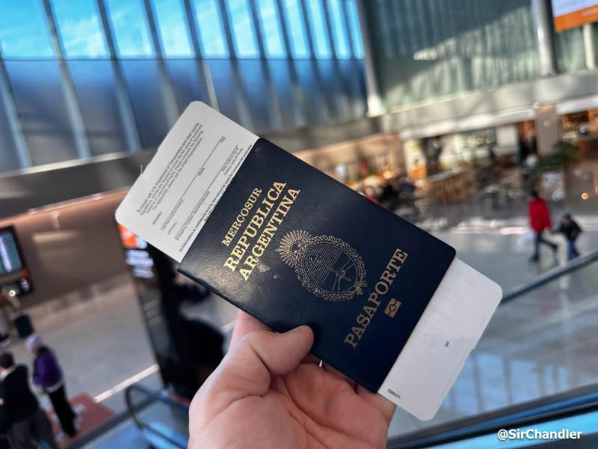 Pasaporte argentino y documentación para solicitar una visa de viaje